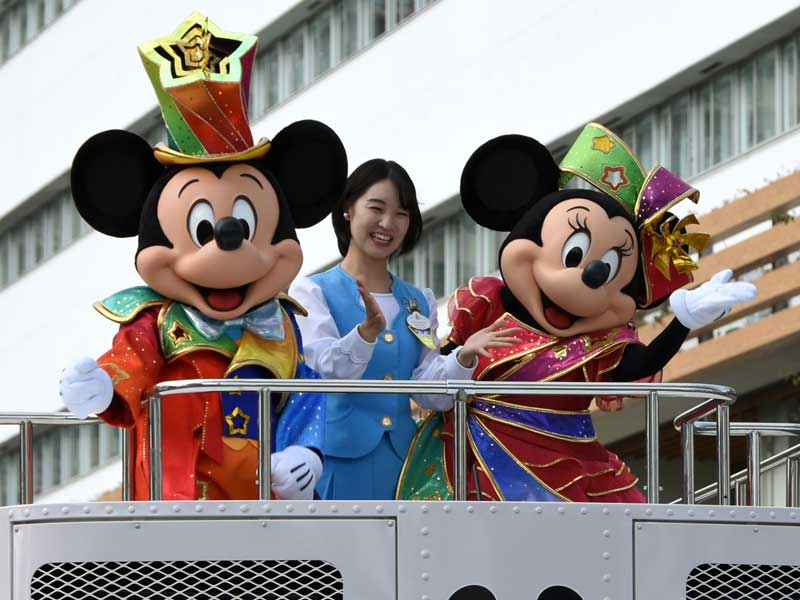 歓声に沸く観衆に手を振るミッキーとミニーマウス=23日午後、千葉市中央区