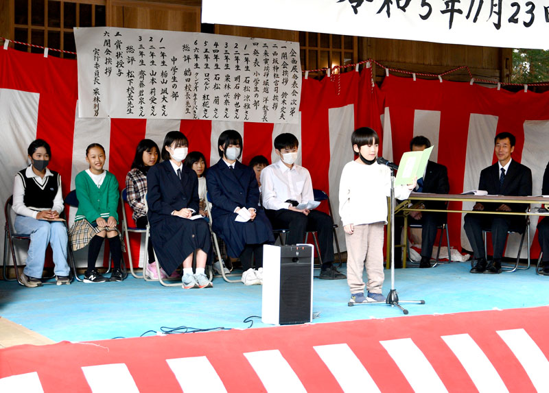 地元の小中学生が将来の夢や大切な人への感謝の気持ちをつづった作文を朗読=23日、香取市の西坂神社