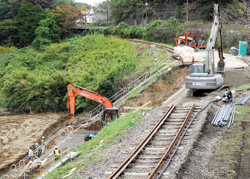 線路下の敷石や土砂が流出したいすみ鉄道西畑―上総中野間で行われている復旧工事=15日、大多喜町庄司