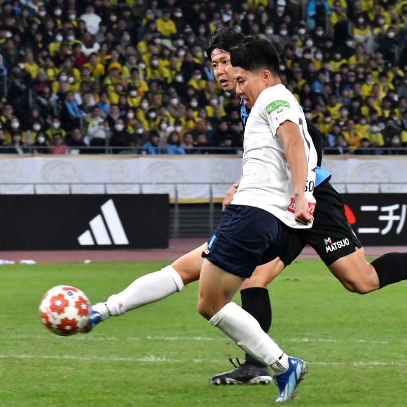 川崎─柏　延長前半、柏の細谷がシュートを放つがＧＫに防がれる＝国立