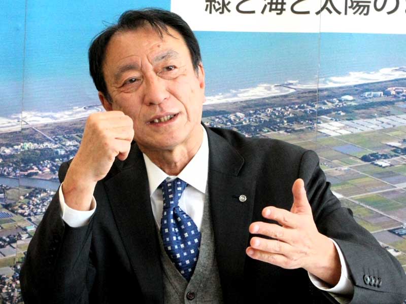 京葉線のダイヤ改正に「容認できず、再考を求める」と指摘した一宮町の馬淵町長=27日、同町役場