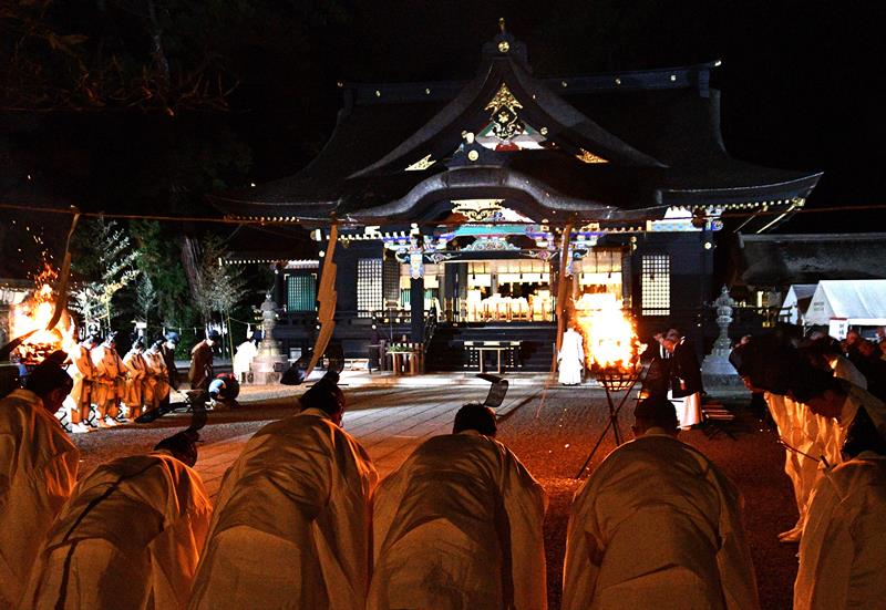 香取神宮で執り行われた大饗祭＝１１月３０日夜、香取市
