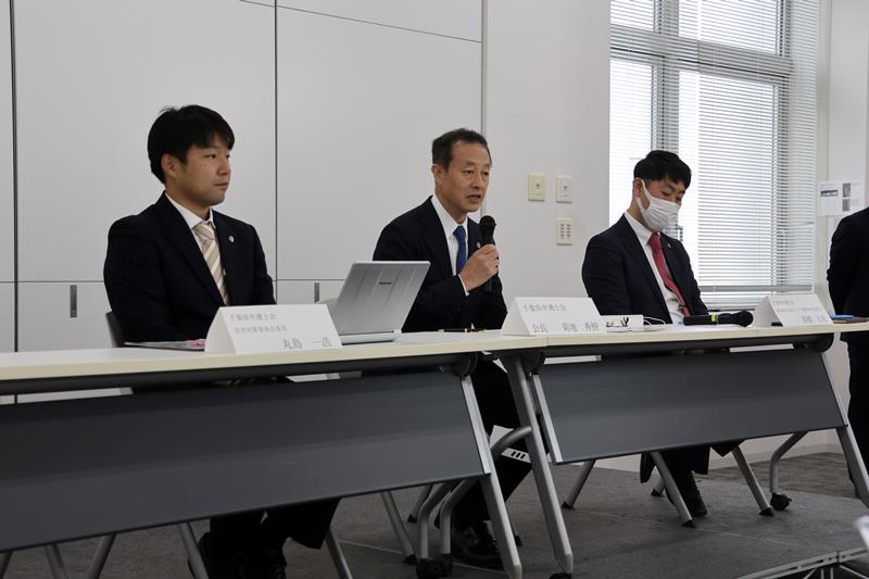 会見で災害ADRについて説明する菊地会長=1日午前、千葉市中央区の県弁護士会館
