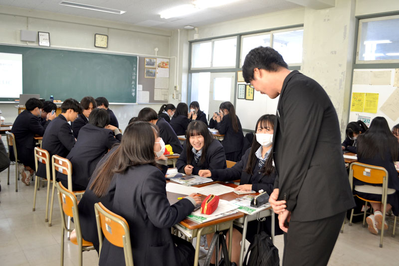 千葉商科大の学生(右)の助言を受けて活動の名称を考える実籾高の生徒たち=習志野市の同高校