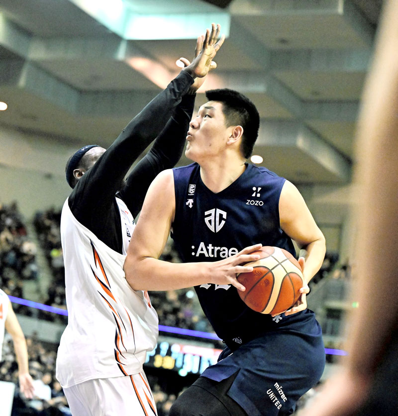 新潟戦の最終クオーター、攻め込むＡ千葉の劉伝興＝１１月２６日、千葉ポートアリーナ