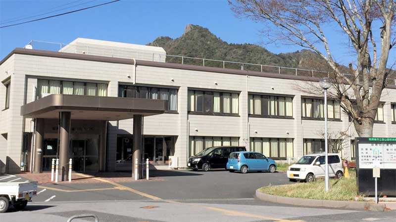 安房地域医療センターへの病床統合案が白紙となった南房総市立富山国保病院(同市提供)