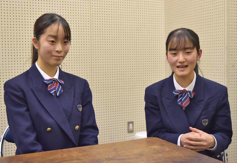 取材に応じる部長の茂木さん(右)とコンミスの小針さん