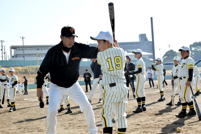 銚子市で小学生に打撃の指導をする篠塚さん。地域ゆかりの元プロ野球選手たちが講師を務めた