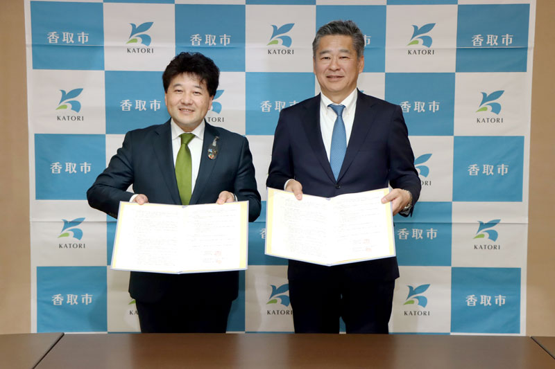 覚書を締結した伊藤市長(左)とIHIの松野憲司・社会基盤領域副領域長=香取市役所(同市提供)