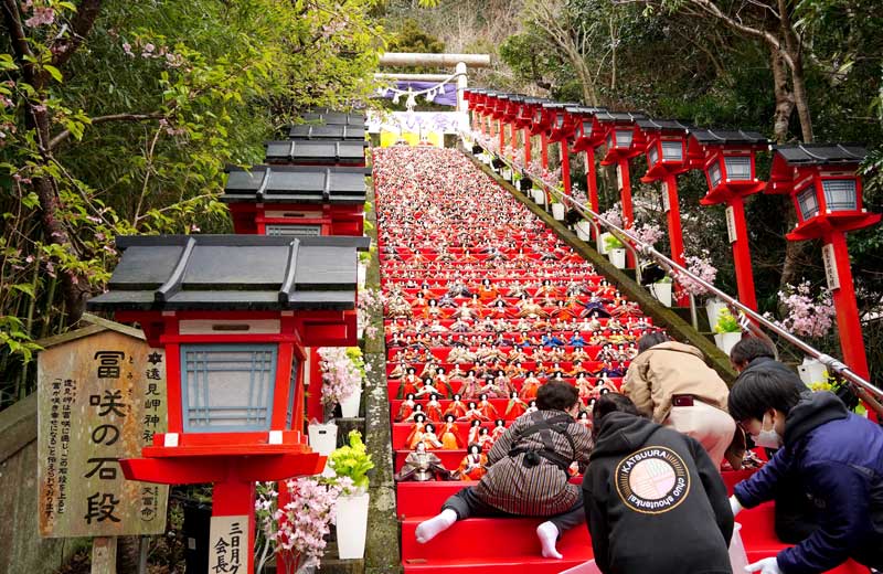 ４年ぶりに開催された「かつうらビッグひな祭り」。遠見岬神社の石段６０段にひな人形約１８００体が並べられた＝２月、勝浦市