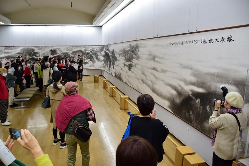茂原市立美術館・郷土資料館の展示会場の大きさに合わせて制作された大作「雄原大地」。この場所から見ると雲が動いているように見える=同館