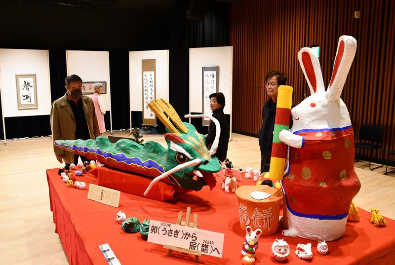 歴代の会員らの力作が並ぶ遺作展＝２２日、香取市のみんなの賑わい交流拠点コンパス