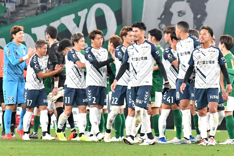 プレーオフの東京V戦に敗れ、J1昇格の夢がついえた千葉イレブン=11月26日、味スタ