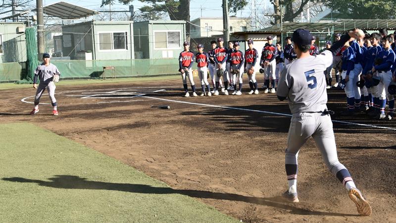 中学球児にキャッチボールの手本を見せる慶応大野球部の選手=八街市の千葉黎明高