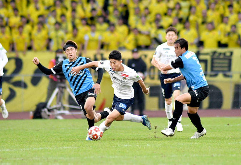 チームトップ１４得点を挙げた柏の細谷（中央）