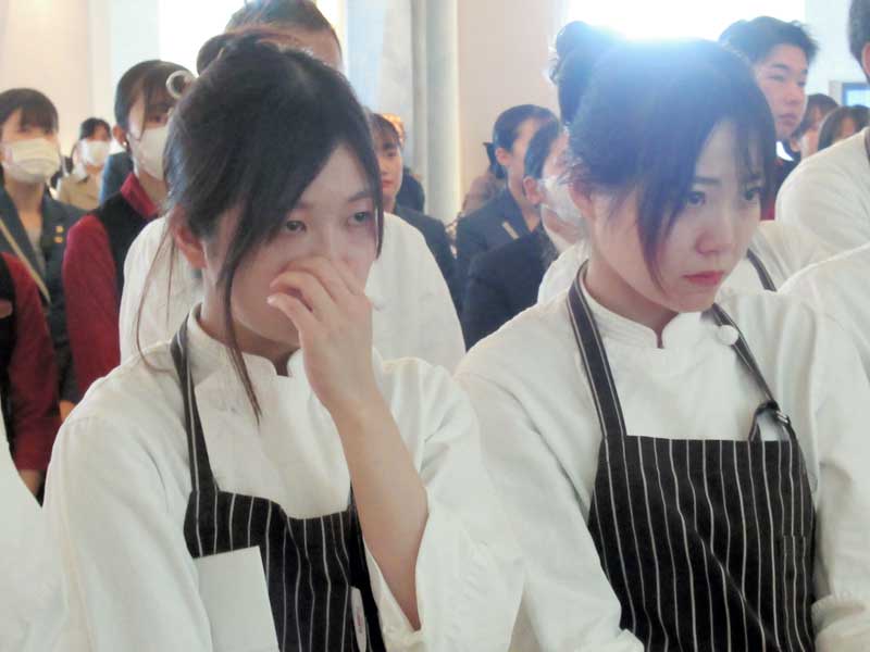 営業終了のお別れセレモニーで、ホテルの歩みを紹介する映像を見ながら涙ぐむ従業員=31日、東京ベイ東急ホテル