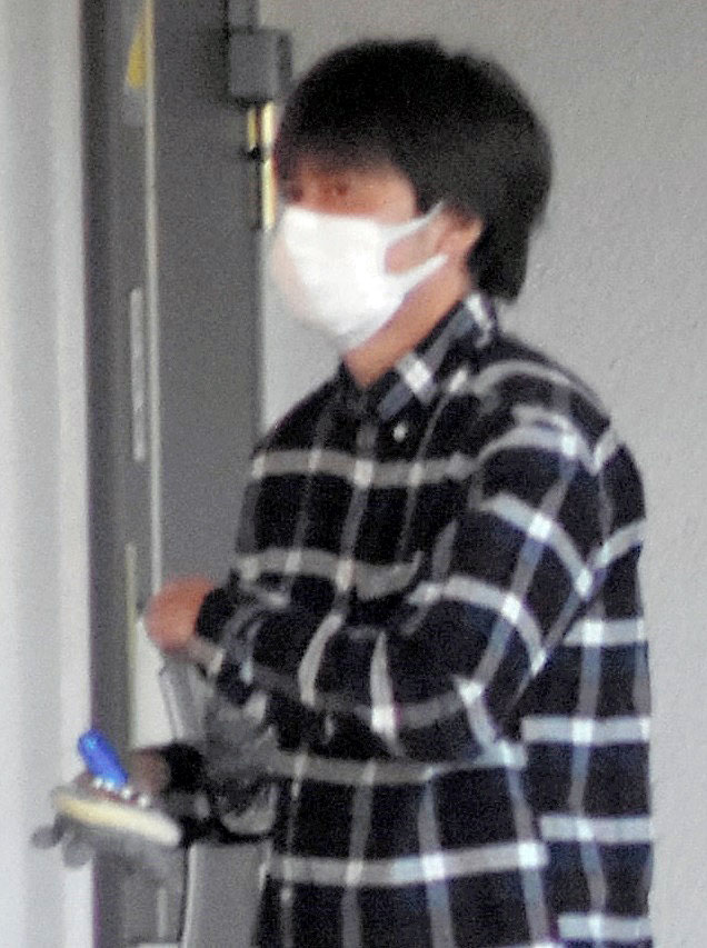 詐欺容疑で逮捕された秋元容疑者=11月9日、千葉市美浜区