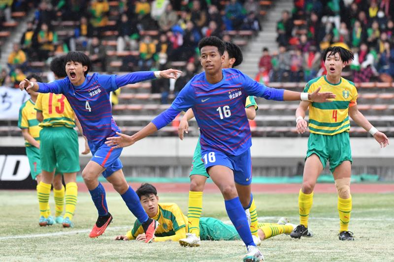 市船橋─星稜 前半36分、勝ち越しのヘディングシュートを決めた市船橋の岡部タリクカナイ颯斗(16)=2日、柏の葉公園総合競技場
