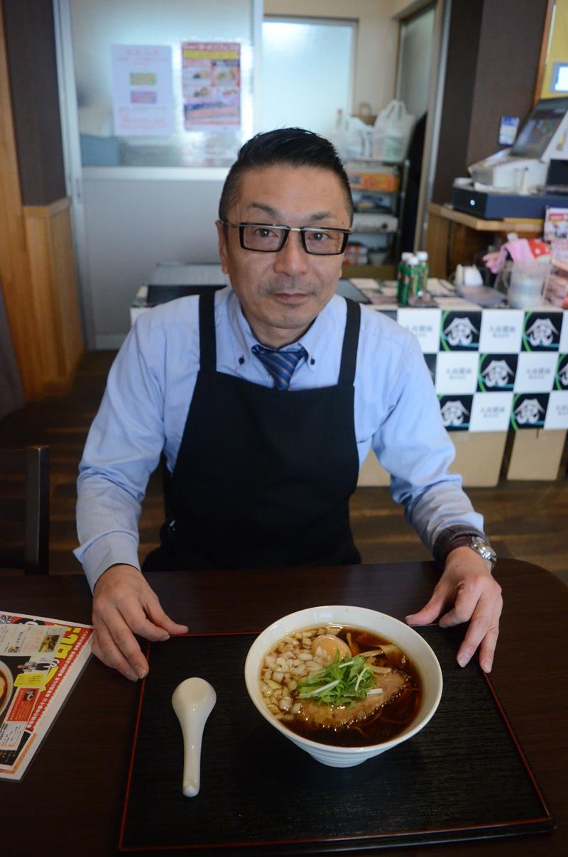 二段仕込みしょうゆを使った看板商品「富士虎(黒)」をアピールする鈴木さん=山武市