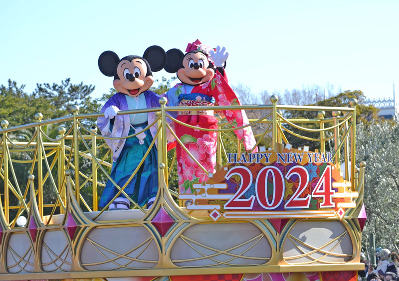 和服姿で新年のあいさつに登場したミッキーとミニー=1日、浦安市の東京ディズニーランド
