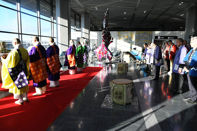 成田山新勝寺の僧侶と成田空港の関係者らが航空の安全を祈った=1日、成田市