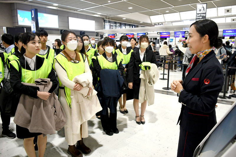 国際線出発ロビーで働くスタッフから多国籍の旅客と接する魅力も聞いた