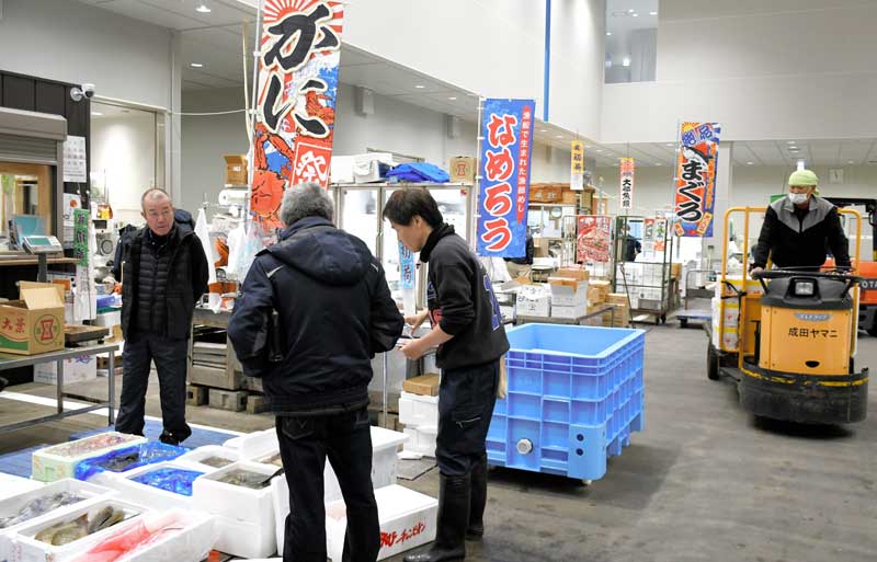 さっそく卸業者や客が訪れて活気が出る水産棟=5日午前5時55分ごろ、成田市場
