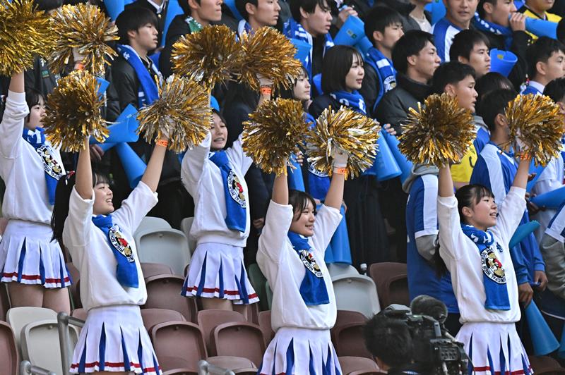 応援を盛り上げる市立船橋ダンス部の生徒ら