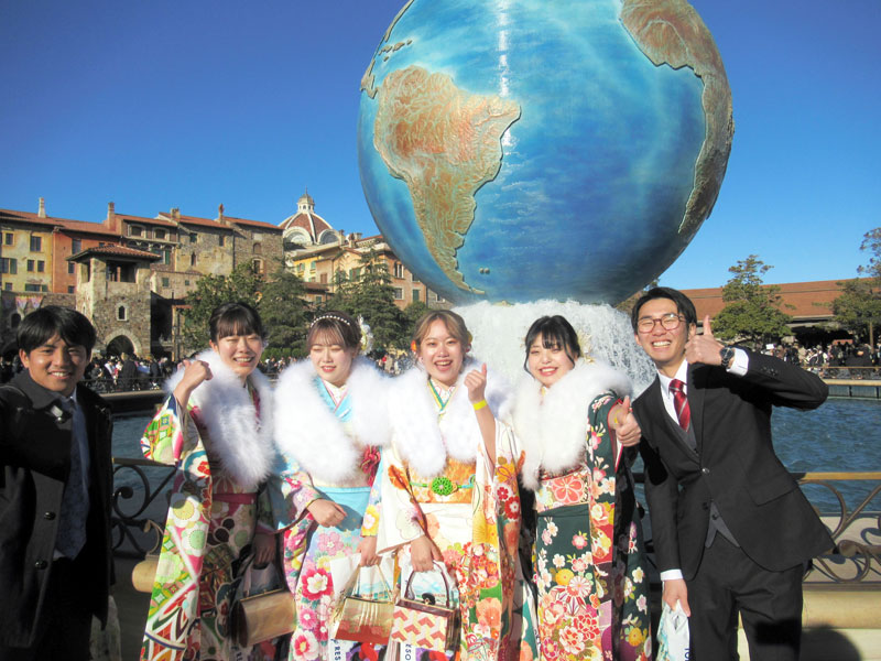 東京ディズニーシーでポーズを取る「新20歳」の若者たち