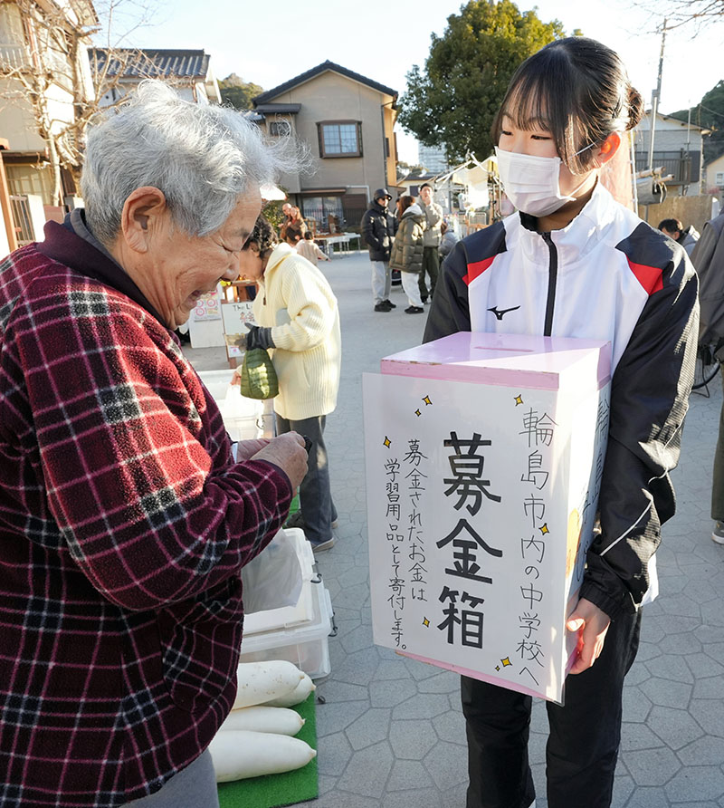 募金箱を持って朝市を回る勝浦中生＝１３日午前、勝浦市