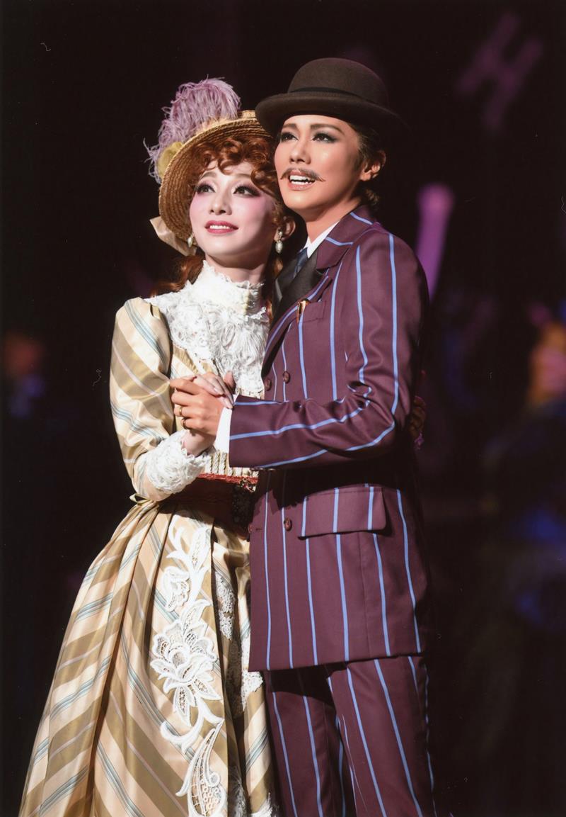 右からドイル役の彩風咲奈、ルイーザ役の夢白あや（ｃ）宝塚歌劇団