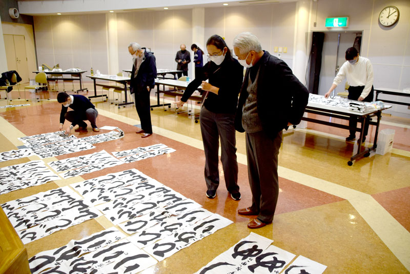 厳正に審査をする審査委員ら＝１５日、旭市