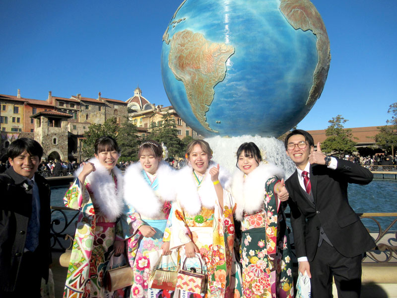 東京ディズニーシーでポーズを取る「新20歳」たち