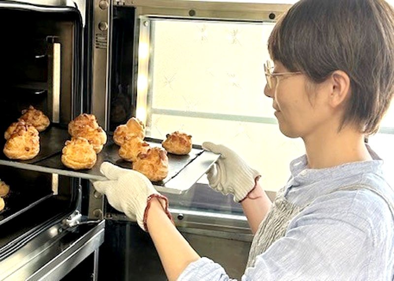 シュークリームを焼く斎藤さん