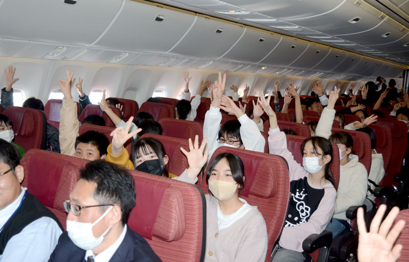 「飛行機の燃料が入っている部分はどこか」といったクイズに挙手して回答する児童