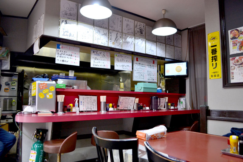 いかにも「町中華」という店内に並ぶサイン色紙=船橋市