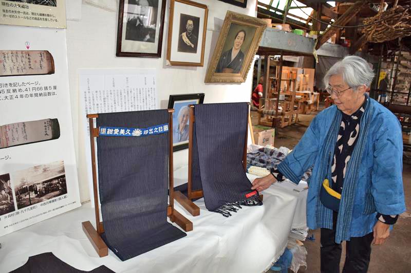 上総木綿と大矢織物について説明する川上さん=大網白里市