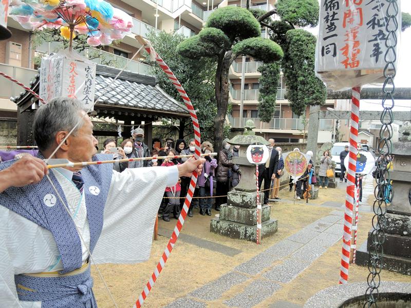 鬼の的めがけて矢を放つ歩射の儀＝２１日、流山市