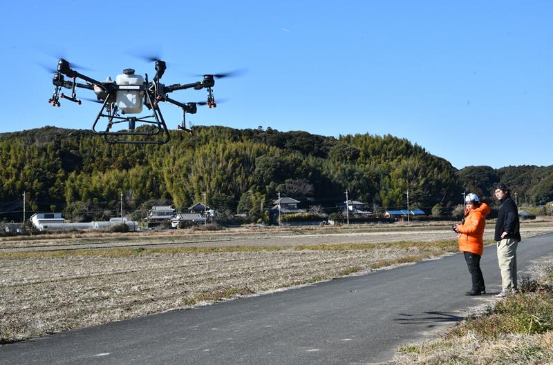 農作業の効率化に向け、実証実験が行われた農業用ドローン=東庄町