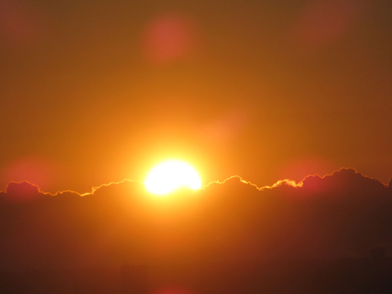 姿を見せる太陽=市川市