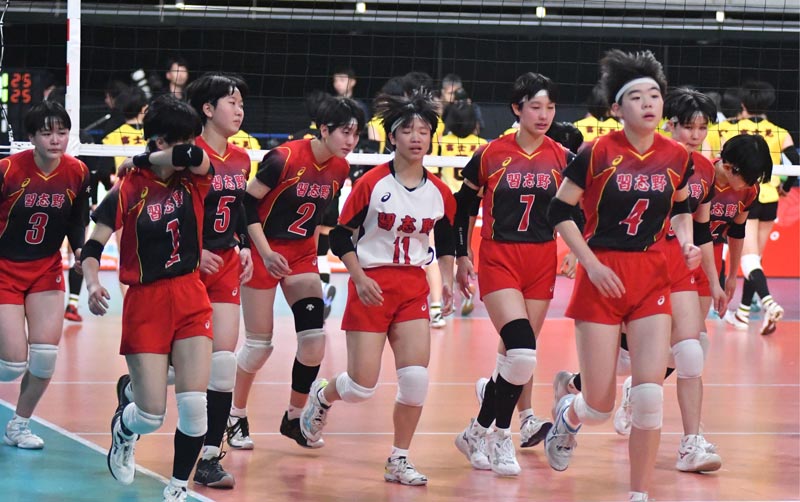 3回戦で富士見に敗れ、スタンドにあいさつに向かう女子習志野の選手たち=東京体育館