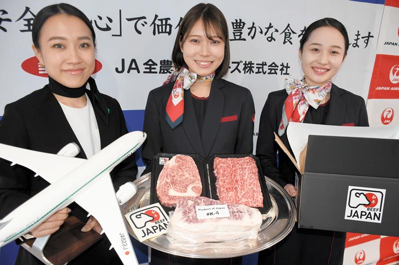 米国とシンガポール向けに、日本土産としての個人購入が簡単になった和牛を紹介するジップエアとＪＡＬカーゴのスタッフ＝成田市の成田市場