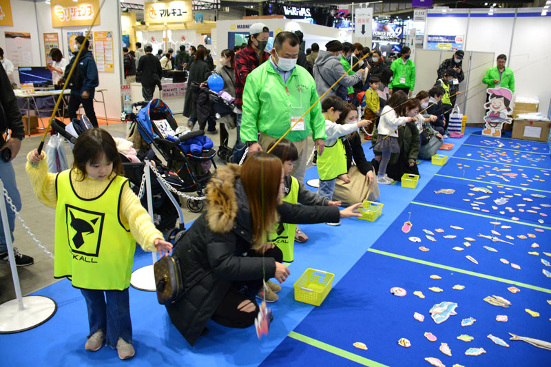 磁石の模擬フィッシングを楽しむ子どもたち