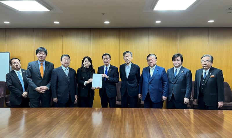 滝沢副大臣(左から5人目)に要望書を提出する太田柏市長(同4人目)ら県西部の市長・副市長ら=環境省(柏市提供)