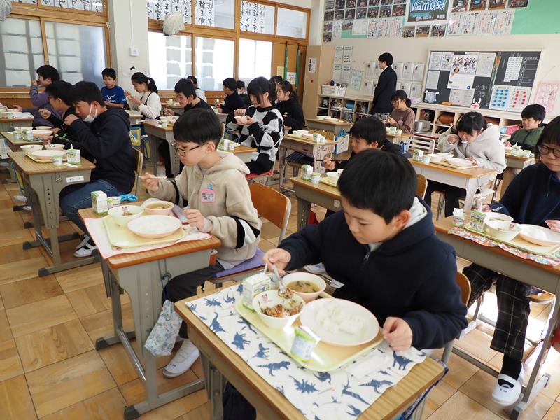 東京湾のイボキサゴを使った給食を味わう子どもたち=君津市