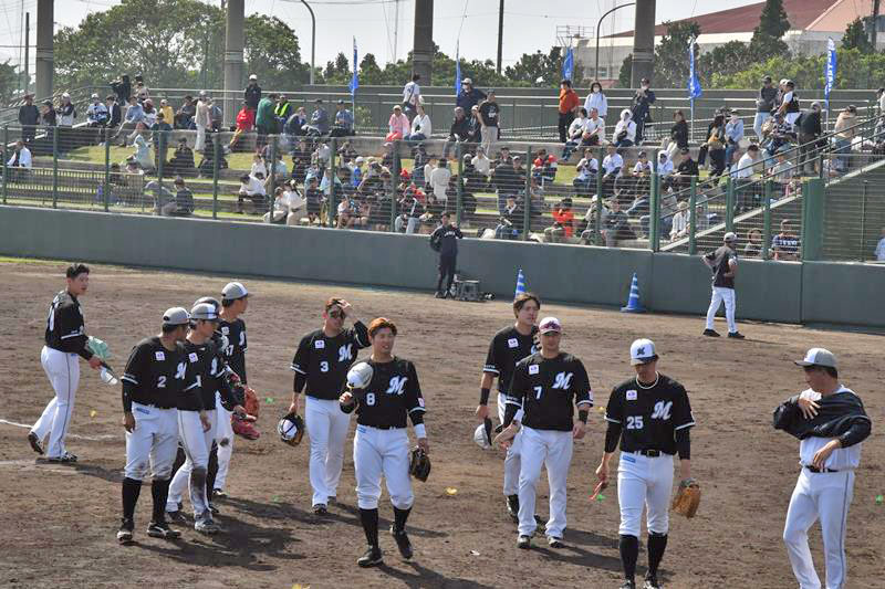 第2クール最終日は好天に恵まれ紅白戦が行われた=11日、石垣市