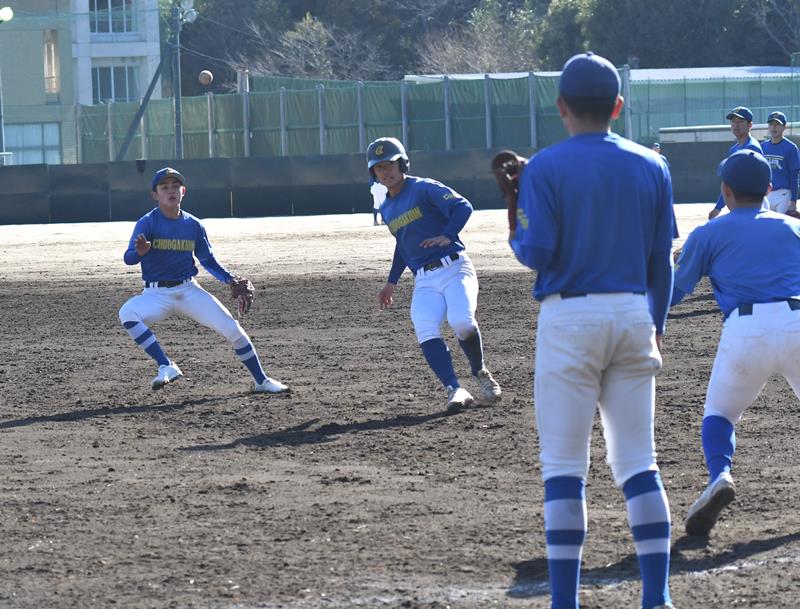 ノックで挟殺の練習をする中央学院の選手たち=1月、我孫子市内