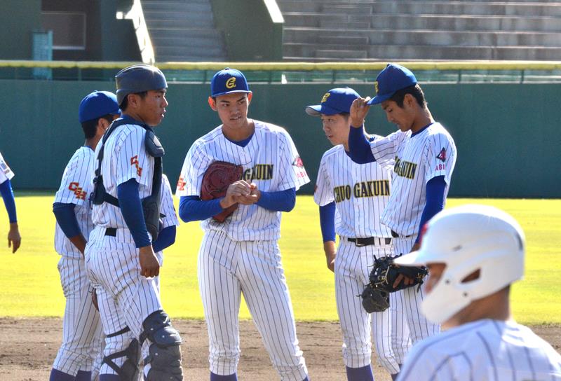高崎健康福祉大高崎戦でマウンドに集まる蔵並(左から3人目)ら中央学院ナイン=昨年10月、栃木県総合運動公園野球場