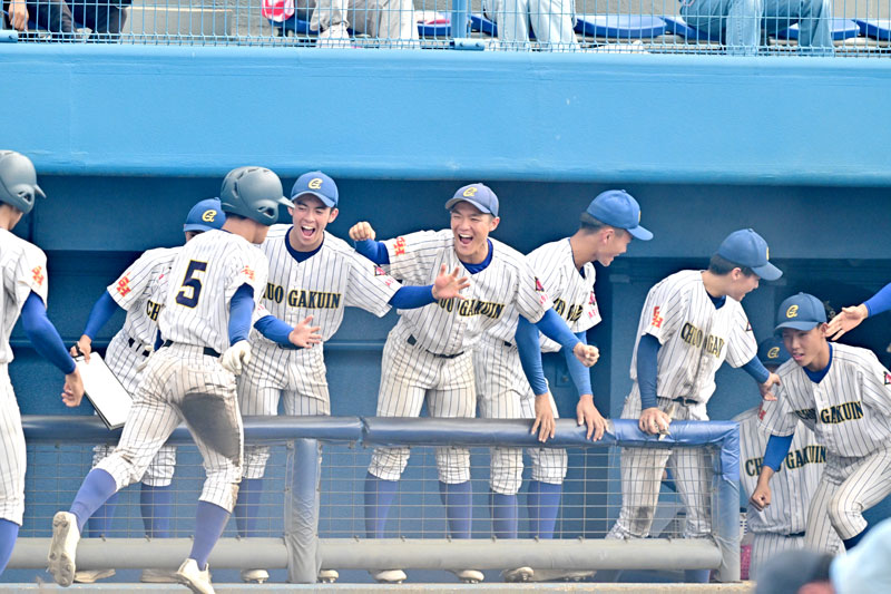 専大松戸との決勝で生還した中村(5)を迎える中央学院の選手たち=昨年10月、県総合SC野球場