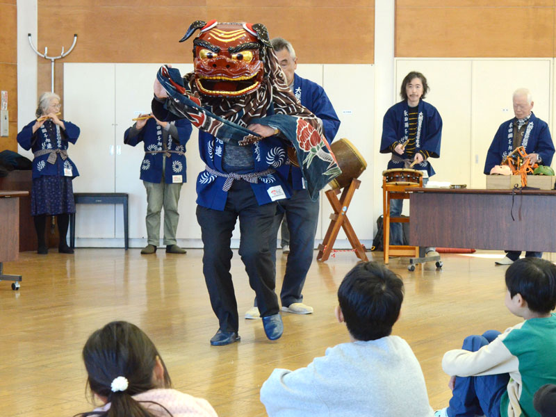 児童に伝統の獅子舞を披露する「永田獅子旭連」のメンバー＝大網白里市